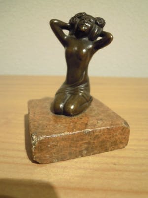 Niet of onleesbaar gesigneerd - Bronzen beeldje van vrouw met bloemen in het haar kopen? Bied vanaf 1!