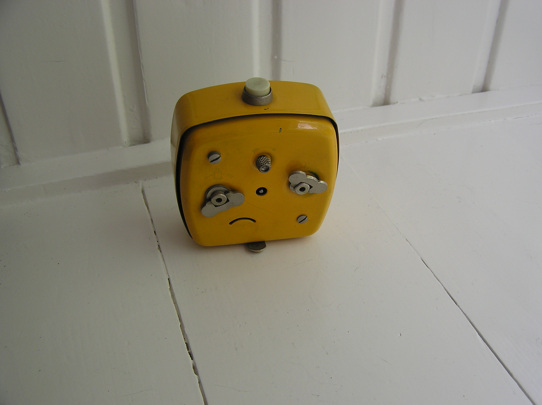 Niet of onleesbaar gesigneerd - Lumen P - Gele metalen vintage wekker kopen? Bied vanaf 1!