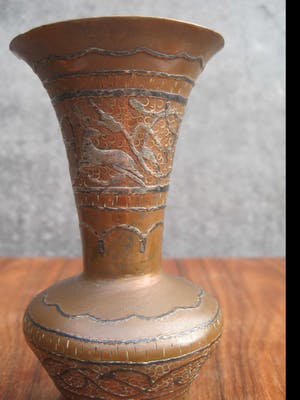 Brons (Onbekend) - Met zilver ingelegd trompet vaasje kopen? Bied vanaf 40!