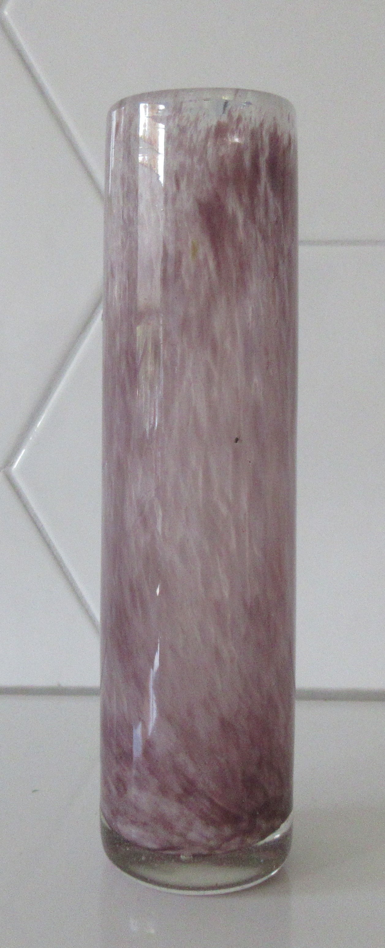 Niet of onleesbaar gesigneerd - Hand geblazen dik glazen Lila gewolkt cilinder vaasje verkocht voor € 1!