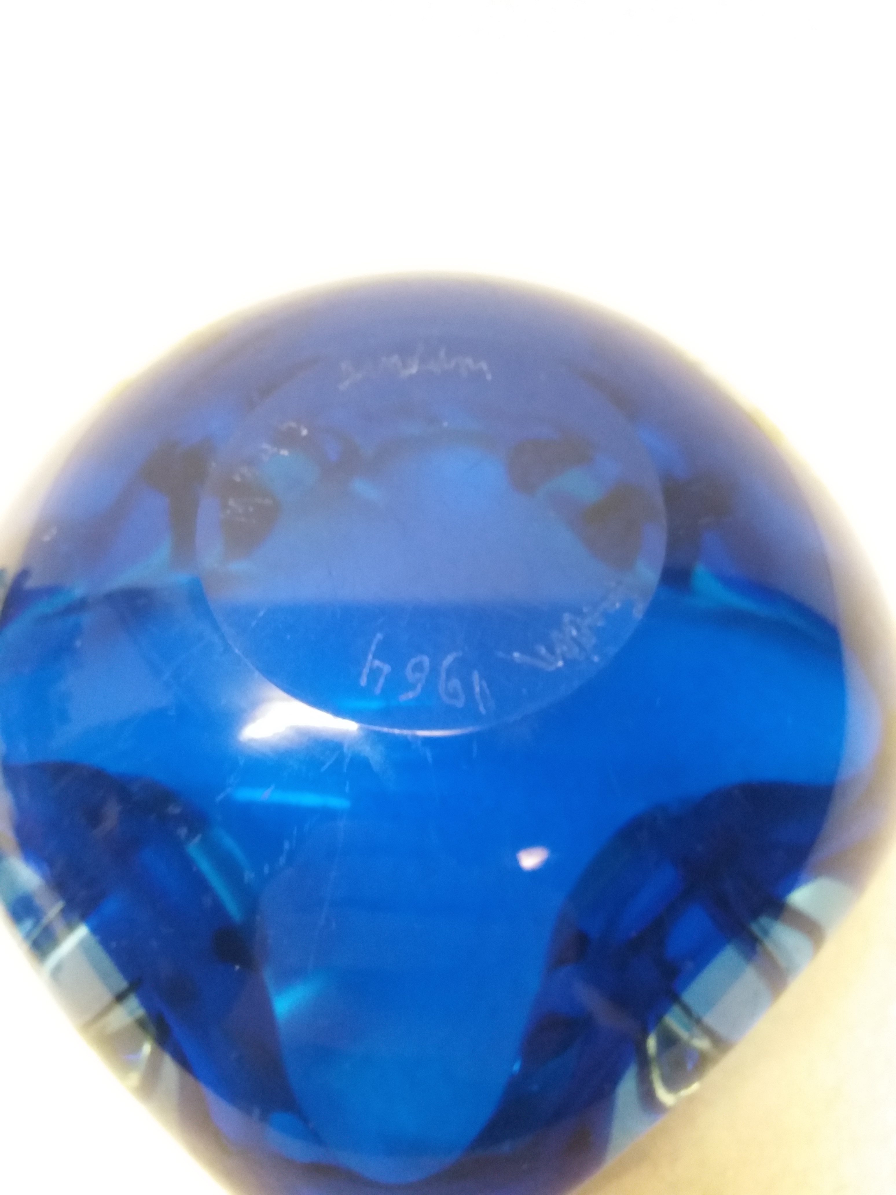 Niet of onleesbaar gesigneerd - onleesbaar signatuur Mooie glazen asbak met stamper kobalt blauw uit jaren '60 kopen? Bied vanaf 1!