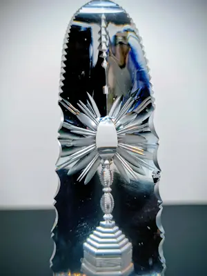 Val-Saint-Lambert - Kristallen holografische briefgewicht/obelisk. kopen? Bied vanaf 45!