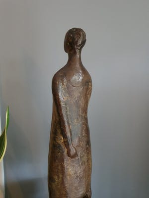 Robert Bosari - Bronzen beeld van staande dame kopen? Bied vanaf 1395!