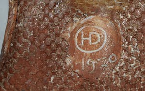 Heidi Daamen - Beeldje van keramiek , “2 Mensjes in een draagzak“ - gesigneerd - 1970 kopen? Bied vanaf 1!