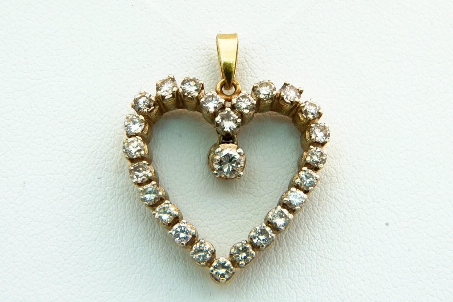 78 - Relatief grote14krt  geelgouden  harthanger met diamant ca 1.50crt briljant kopen? Bied vanaf 800!