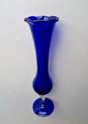 Niet of onleesbaar gesigneerd - Twee sierlijke vaasjes op geslepen stengel - Gekleurd glas kopen? Bied vanaf 1!