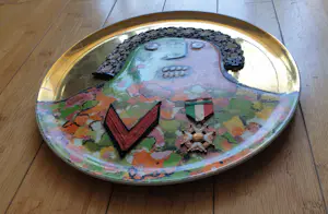 Enrico Baj - Porselein (Franco Pozzi) bord - " L'Ultimo dei Generali"- Diameter 31 cm kopen? Bied vanaf 495!