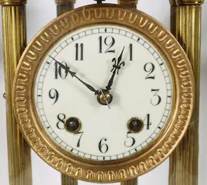 Klokken - Neoclassistisch messing klokkenstel met twee kandelaren kopen? Bied vanaf 150!