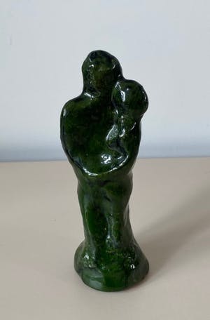 Niet of onleesbaar gesigneerd - Groen aardewerken figuur verliefd stel kopen? Bied vanaf 1!