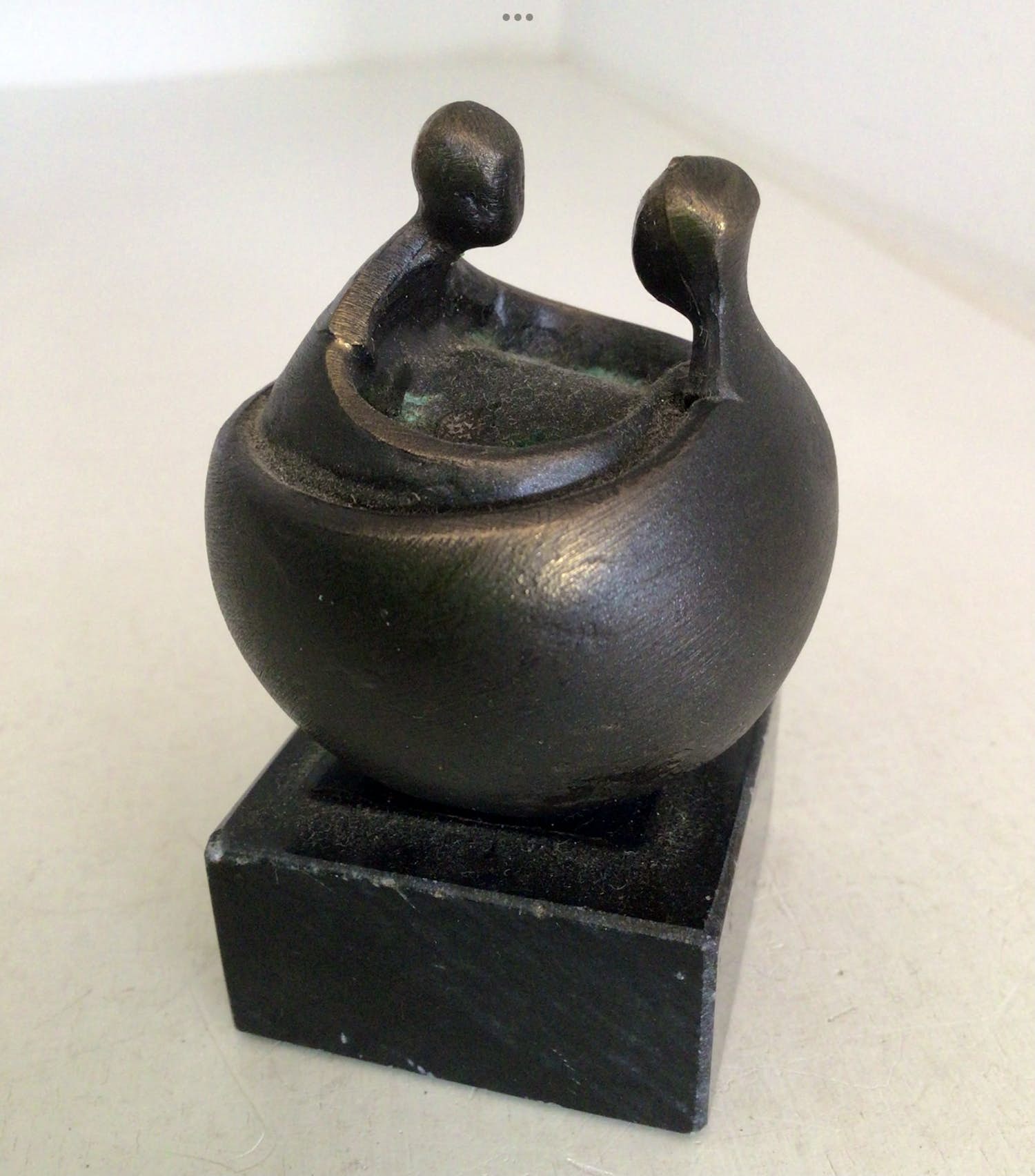 Corry Ammerlaan - Sculptuur “ TAKE CARE “ kopen? Bied vanaf 1!