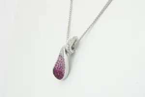 64 - Fijn 18krt witgouden collier met excl 0.35ct diamant & roze saffier hanger kopen? Bied vanaf 760!