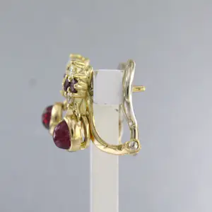 18k geel gouden oorhangers met robijn en briljant geslepen diamant tot.0.08ct kopen? Bied vanaf 510!