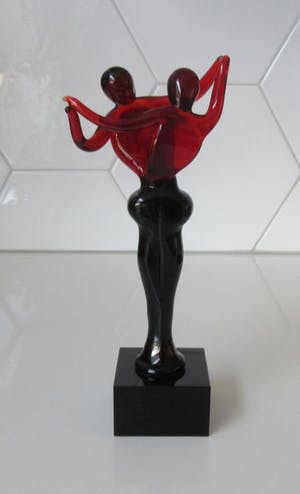 Niet of onleesbaar gesigneerd - Rood glazen sculptuur van verliefd stel kopen? Bied vanaf 10!