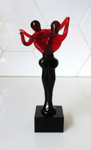 Niet of onleesbaar gesigneerd - Rood glazen sculptuur van verliefd stel verkocht voor € 10!
