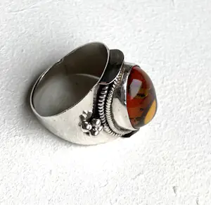 Zilver - twee 925 ringen met barnsteen en tijgeroog - 18 en 19 mm kopen? Bied vanaf 85!