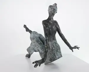 Yvon van Wordragen - Brons, Zittende vrouw in jurk kopen? Bied vanaf 500!