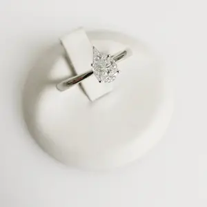 Solitaire ring met peervormige illusiezetting kopen? Bied vanaf 900!