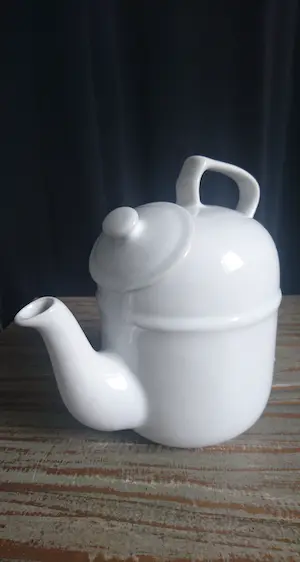 Niet of onleesbaar gesigneerd - Porseleinen "Tilting" theepot kopen? Bied vanaf 1!