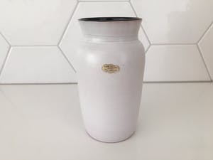Niet of onleesbaar gesigneerd - Twee witte aardewerk vaasjes Delfos Zoeterwoude kopen? Bied vanaf 1!