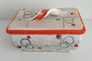 Niet of onleesbaar gesigneerd - Art Deco, keramiek, bewaardoos uit ca 1920 kopen? Bied vanaf 1!