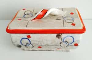 Niet of onleesbaar gesigneerd - Art Deco, keramiek, bewaardoos uit ca 1920 verkocht voor € 1!