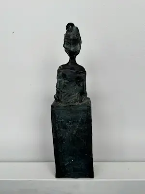 Mieke Oldenburg - Brons, Zittend vrouwfiguur kopen? Bied vanaf 300!