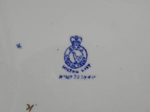 Niet of onleesbaar gesigneerd - Sierbord Wilton Lizy met ophangsysteem kopen? Bied vanaf 1!