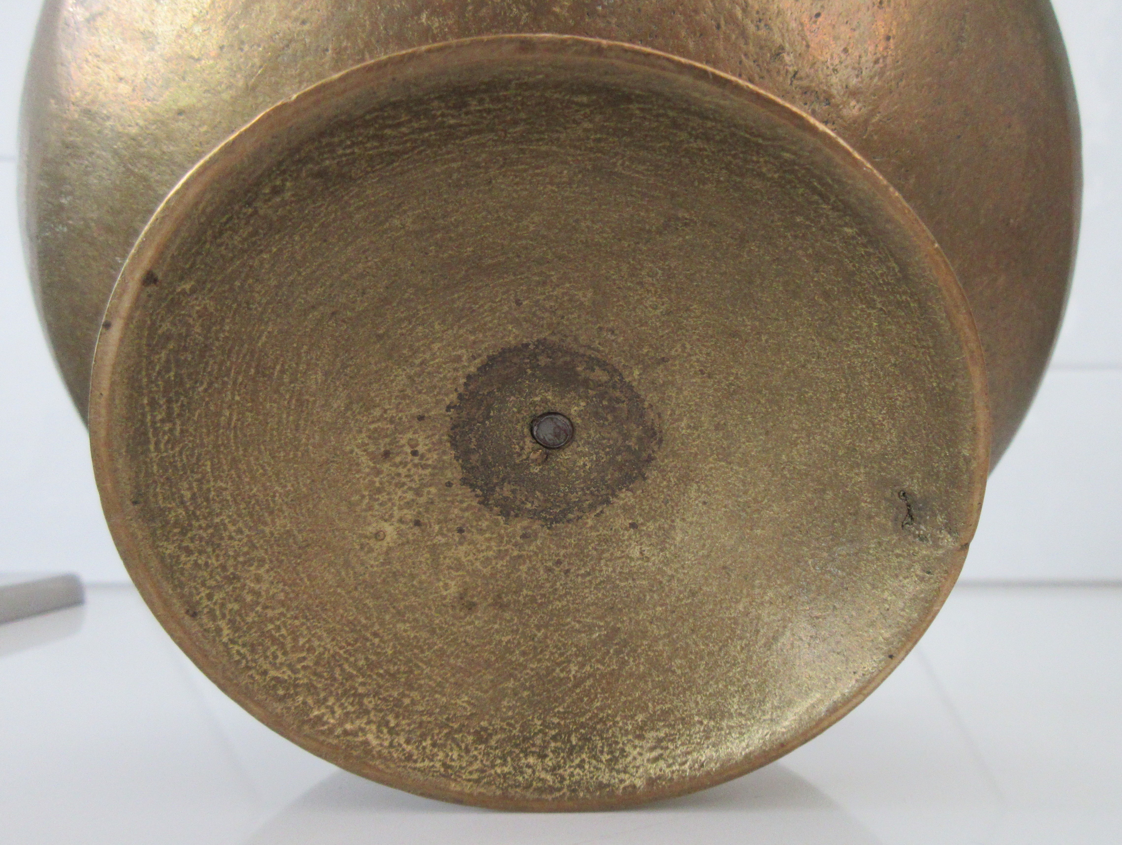 Niet of onleesbaar gesigneerd - Massief geel koperen puntkandelaar kopen? Bied vanaf 1!