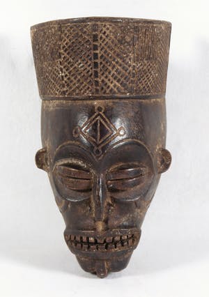 Chokwe - Pwo masker met een kroon op het hoofd kopen? Bied vanaf 1!