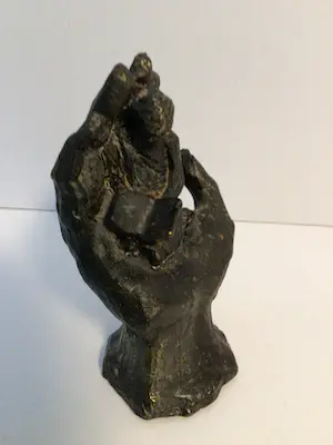 Astrid Veldhuyzen-Koppen - Sculptuur “ Lezend meisje in palm van een hand “ kopen? Bied vanaf 39!