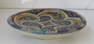 Niet of onleesbaar gesigneerd - Oud Noord Afrikaans of Arabisch aardewerken schaal op voet kopen? Bied vanaf 10!