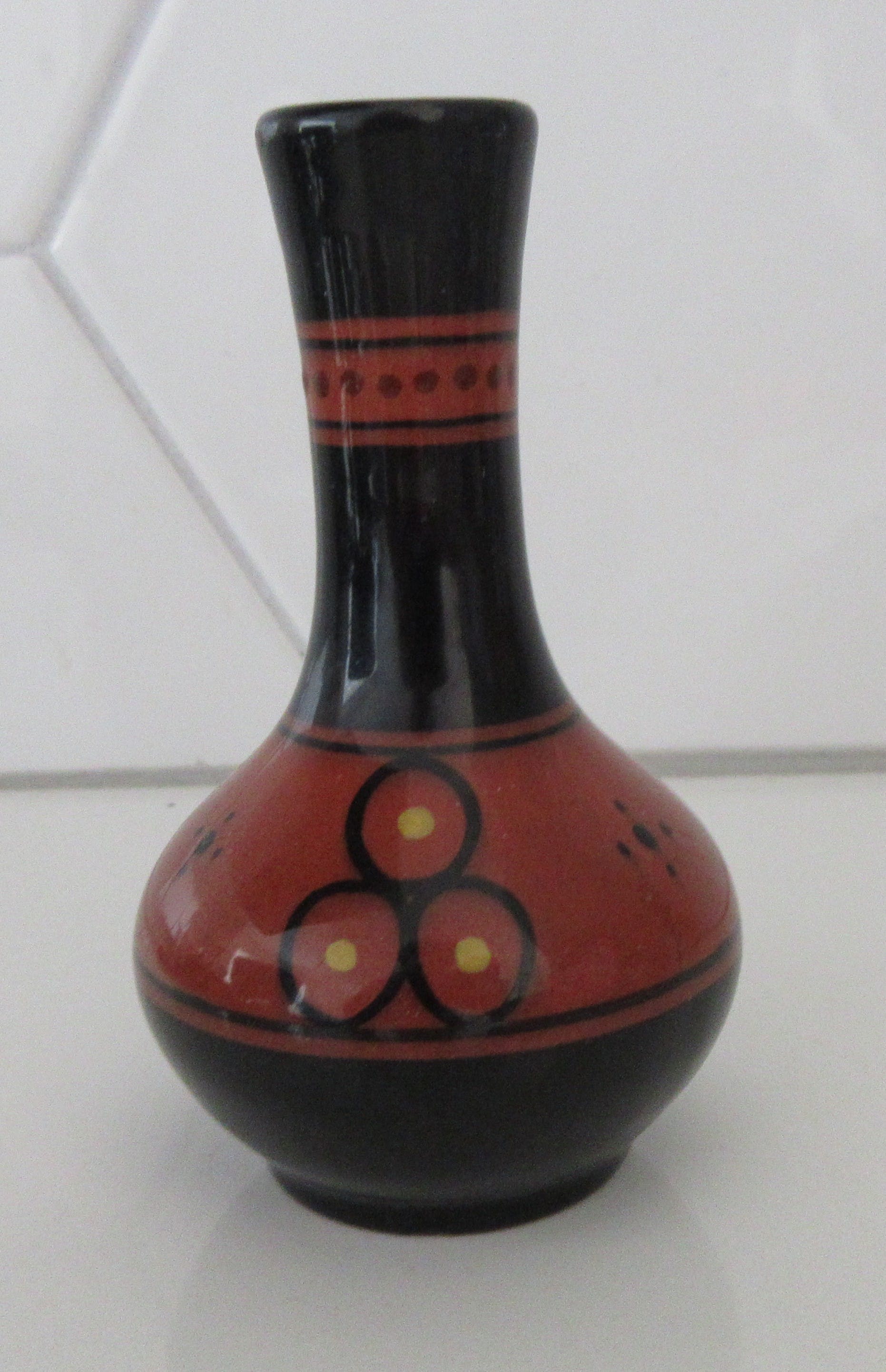 Kunstaardewerkfabriek Ed. Antheunis - Rood platelen bibelot vaasje - vroeg stukje verkocht voor € 19!