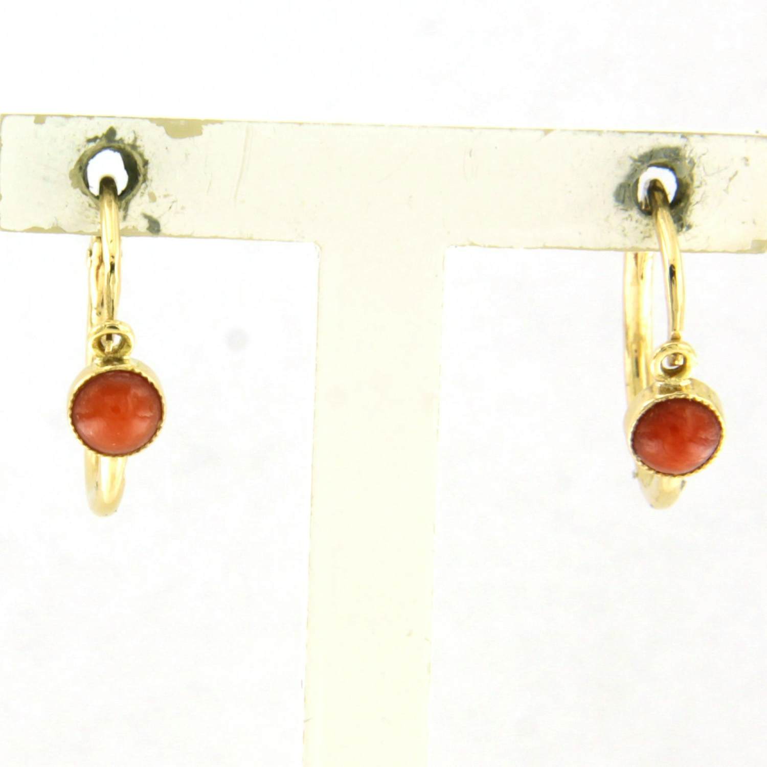 18k gouden oorhangers bezet met koraal kopen? Bied vanaf 110!