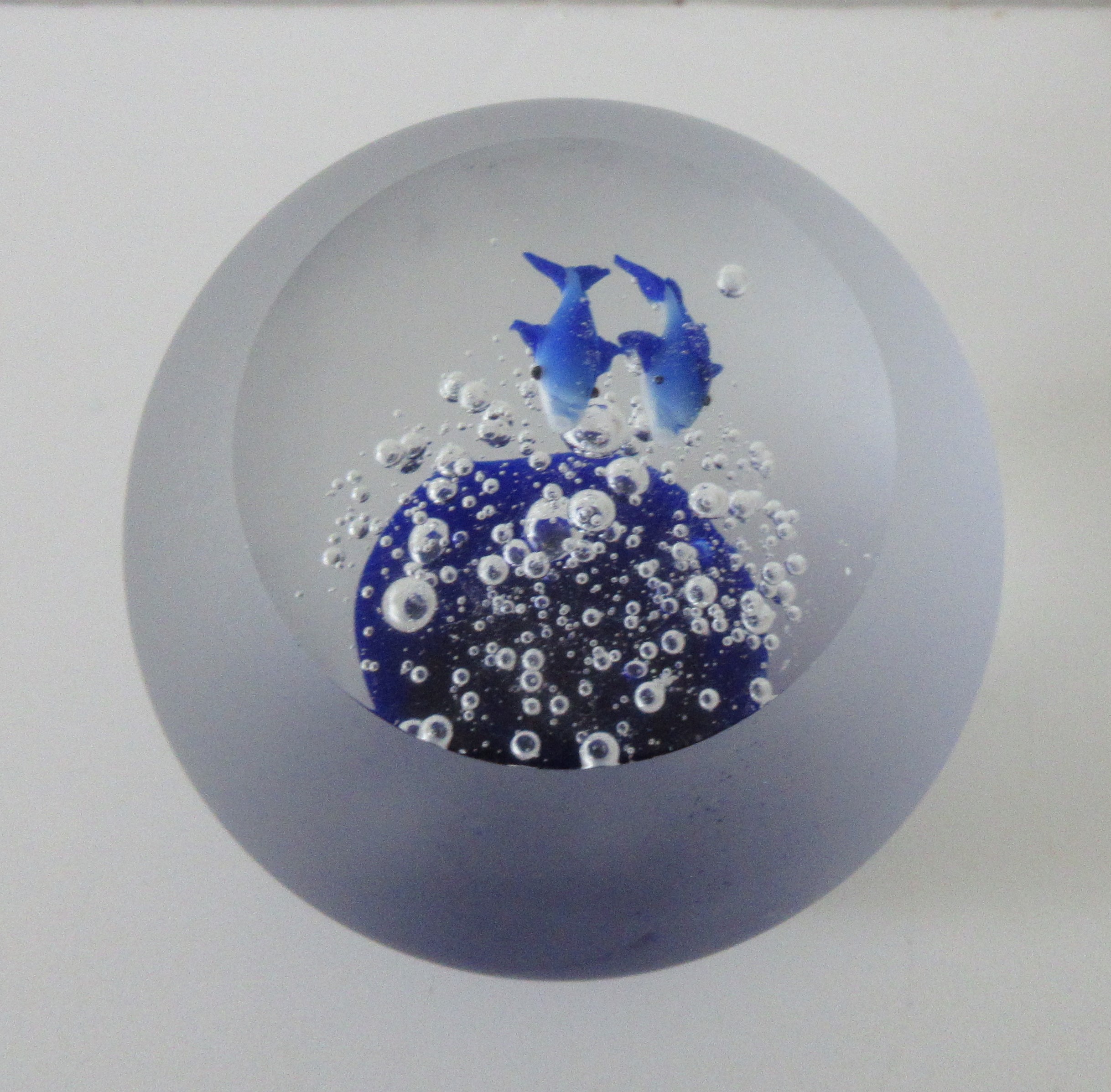 Niet of onleesbaar gesigneerd - Mat gesatineerde blanke en blauwe glazen presse papier vissen en bubbels verkocht voor € 1!