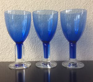 Niet of onleesbaar gesigneerd - DRIE BLAUWE DESIGN-GLAZEN kopen? Bied vanaf 1!