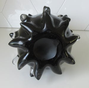 Niet of onleesbaar gesigneerd - Dubbelwandige grote zwarte moderne puntige Murano glazen vaas kopen? Bied vanaf 1!