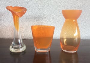 Niet of onleesbaar gesigneerd - DRIE APARTE ORANJE GLAZEN VAZEN kopen? Bied vanaf 1!