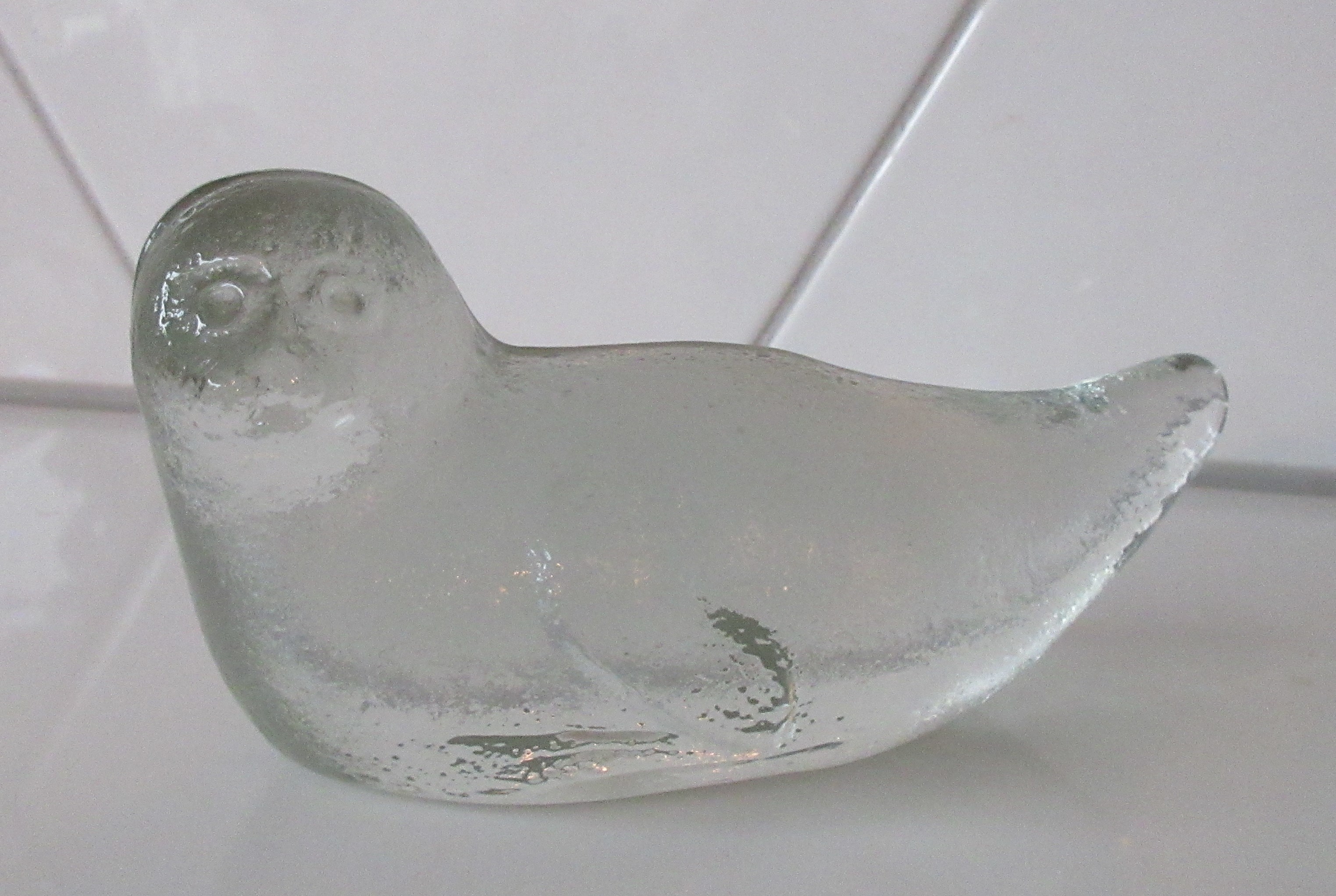 Niet of onleesbaar gesigneerd - Blanke blokglazen presse papier van een zeehond kopen? Bied vanaf 1!