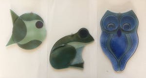 Niet of onleesbaar gesigneerd - Drie raamhangers: uil, kikker, vis kopen? Bied vanaf 1!