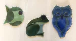 Niet of onleesbaar gesigneerd - Drie raamhangers: uil, kikker, vis verkocht voor € 1!