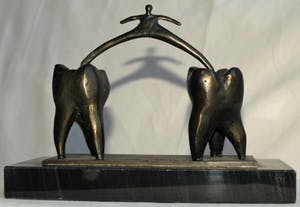 Brons (Onbekend) - Bronzen beeld , “Voor je kiezen…!” – Op natuurstenen voet kopen? Bied vanaf 1!