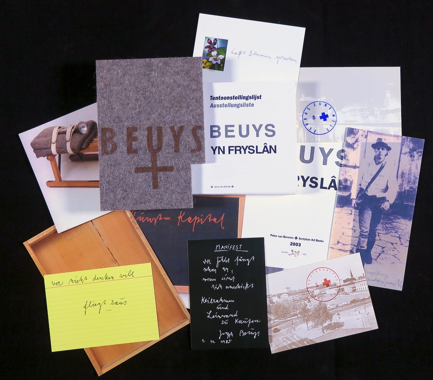 Joseph Beuys - Tentoonstellingscatalogus met postkaarten en zeefdruk op vilt, Beuys yn Fryslân verkocht voor € 60!