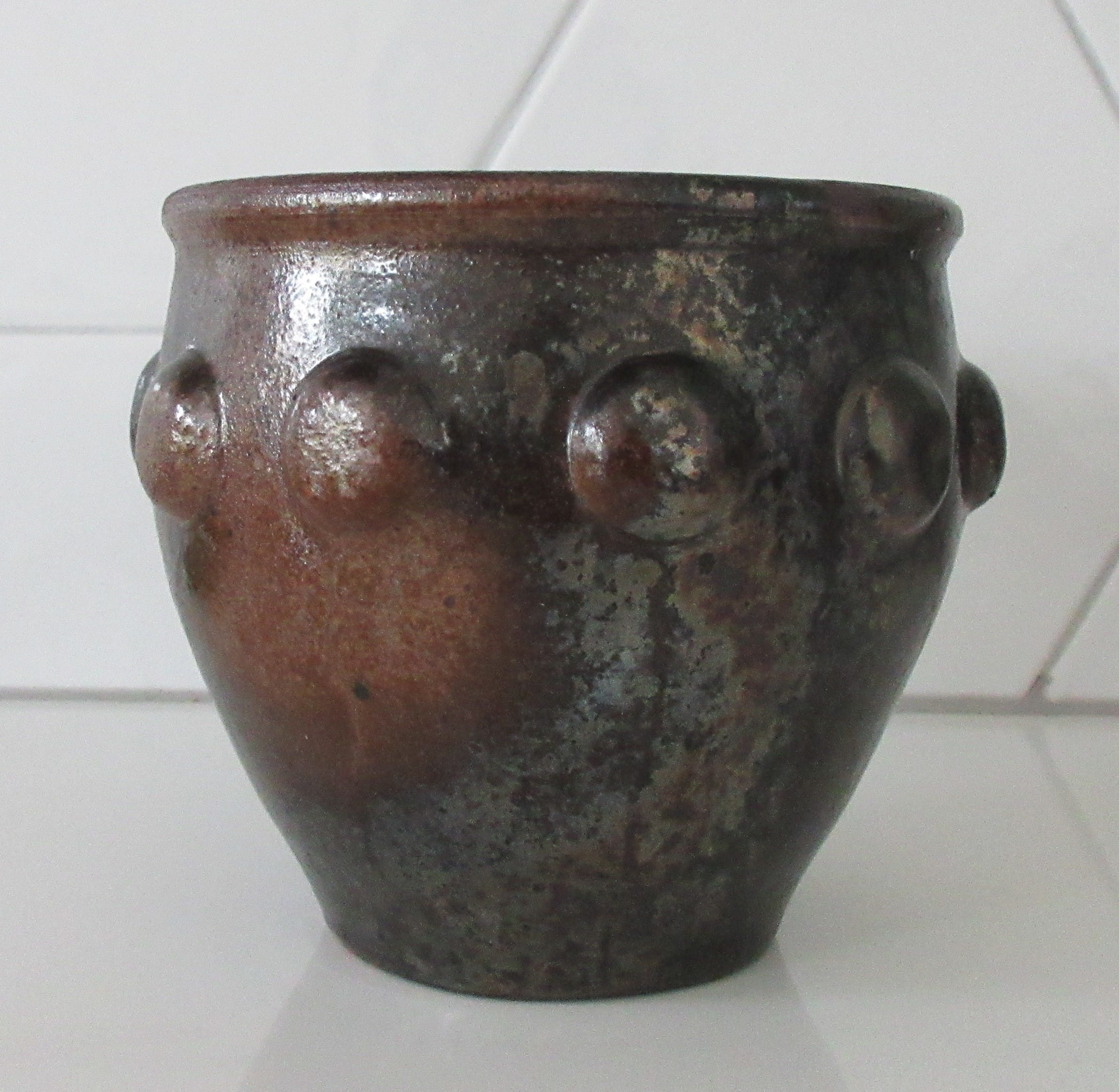 Dicker Ware Pottery - Arts & Crafts vaasje met zwart en brons ijzeroxide glazuur kopen? Bied vanaf 1!