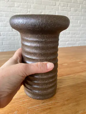 Vest Keramiek Gouda - Brutalistische vaas van aardewerk door Marius van Woerden, 1960 kopen? Bied vanaf 35!