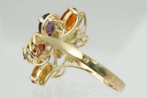 1322 - Sierlijke 14 karaats geel-gouden fantasie ring met diverse kleurstenen kopen? Bied vanaf 120!