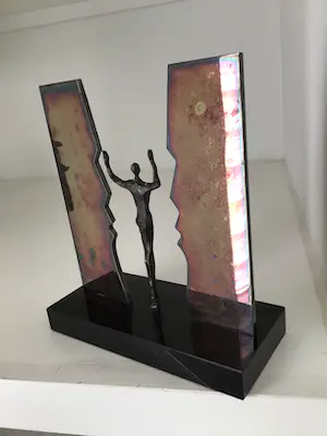 Corry Ammerlaan - Sculptuur “ DE OVERWINNING “ kopen? Bied vanaf 1!