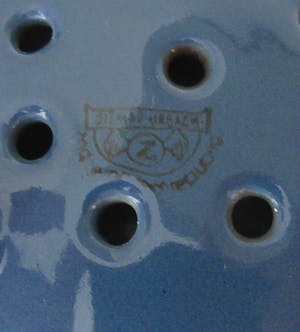 Ditmar Urbach - Art deco donkerblauwe aardewerken fruittest met onderbord kopen? Bied vanaf 32!