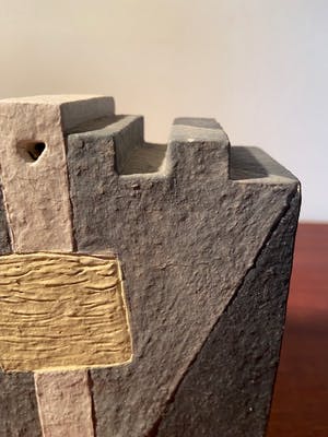 Yvonne Mijnhout - vierkant object met kruismotief kopen? Bied vanaf 1!
