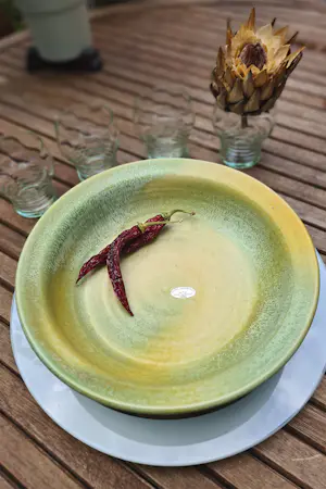 Adrie Moerings - - COLLECTABLE - Hand gedraaide aardewerken schaal en hand gesigneerd. kopen? Bied vanaf 25!