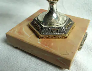 Frank Meisler - Kiddush cup in goud- en zilverkleur met "Duif"-motief, op sokkel – Hoogte 25 cm kopen? Bied vanaf 200!